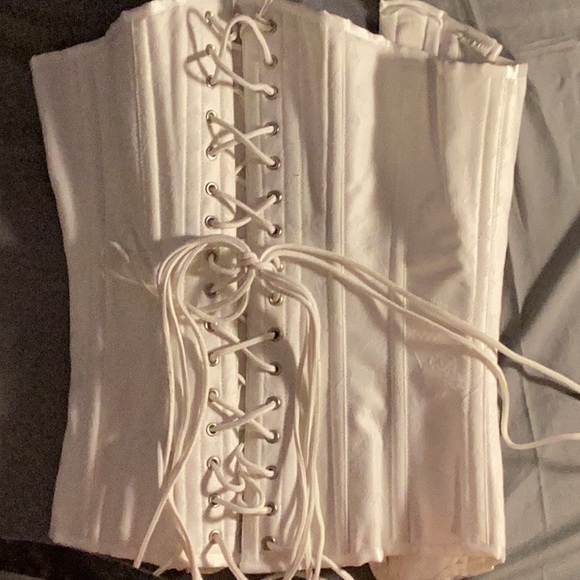 White Corset with light floral design - Picture 2 of 2